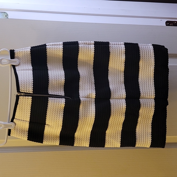 ALTAR’D STATE BLACK WHITE STRIPED SKIRT S - Picture 3 of 6